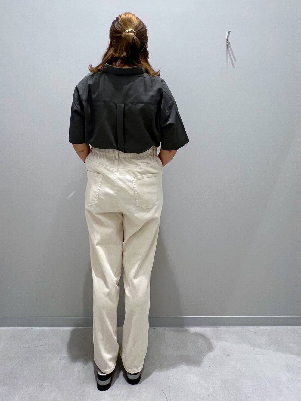 ホワイト系のデニムパンツ、グレー系のシャツ/ブラウス、ブラック系のタンクトップを着用したレディースの夏コーディネートの3枚目の写真