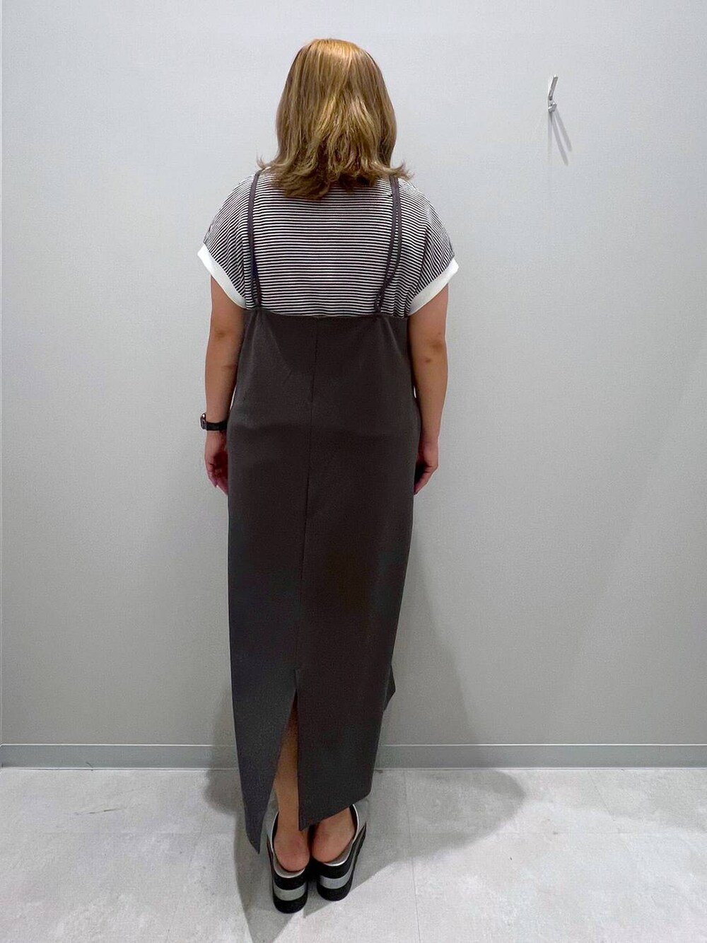 ホワイト系のTシャツ/カットソーを着用したレディースの夏コーディネートの3枚目の写真