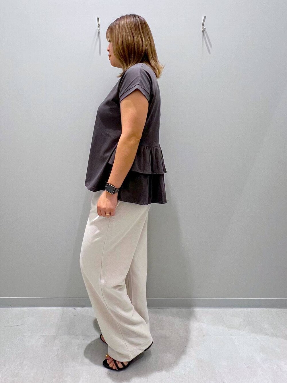 ホワイト系のその他パンツ、グレー系のTシャツ/カットソーを着用したレディースの夏コーディネートの2枚目の写真
