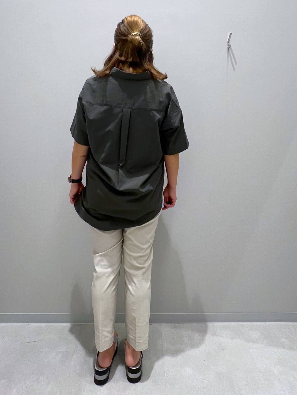 ホワイト系のその他パンツ、グレー系のシャツ/ブラウス、ブラック系のタンクトップを着用したレディースの夏コーディネートの3枚目の写真