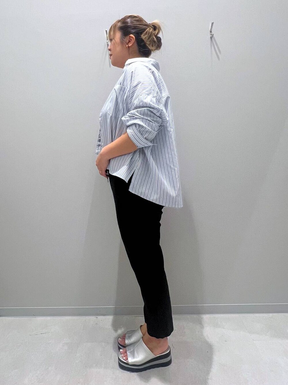 ブルー系のシャツ/ブラウス、ブラック系のその他パンツ、ブラック系のタンクトップを着用したレディースの夏コーディネートの2枚目の写真