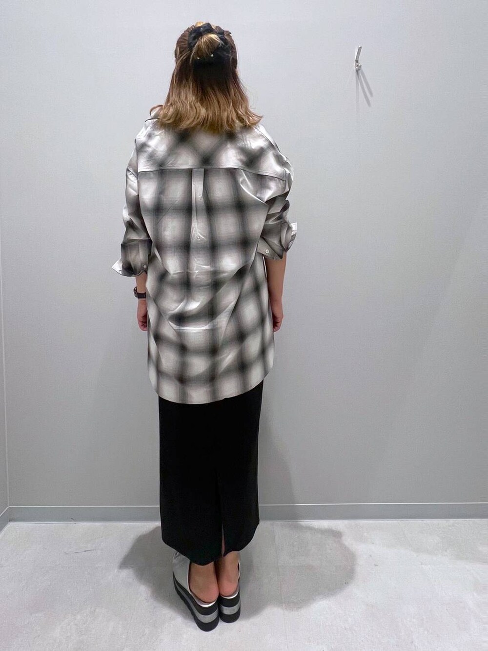 グレー系のシャツ/ブラウス、ブラック系のスカートを着用したレディースの夏コーディネートの3枚目の写真