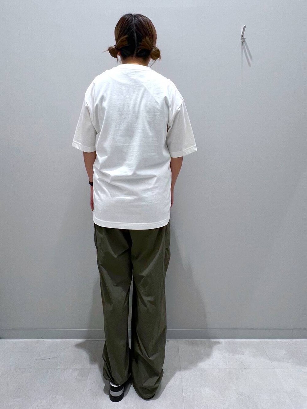 グリーン系のカーゴパンツ、ホワイト系のTシャツ/カットソーを着用したレディースの夏コーディネートの3枚目の写真