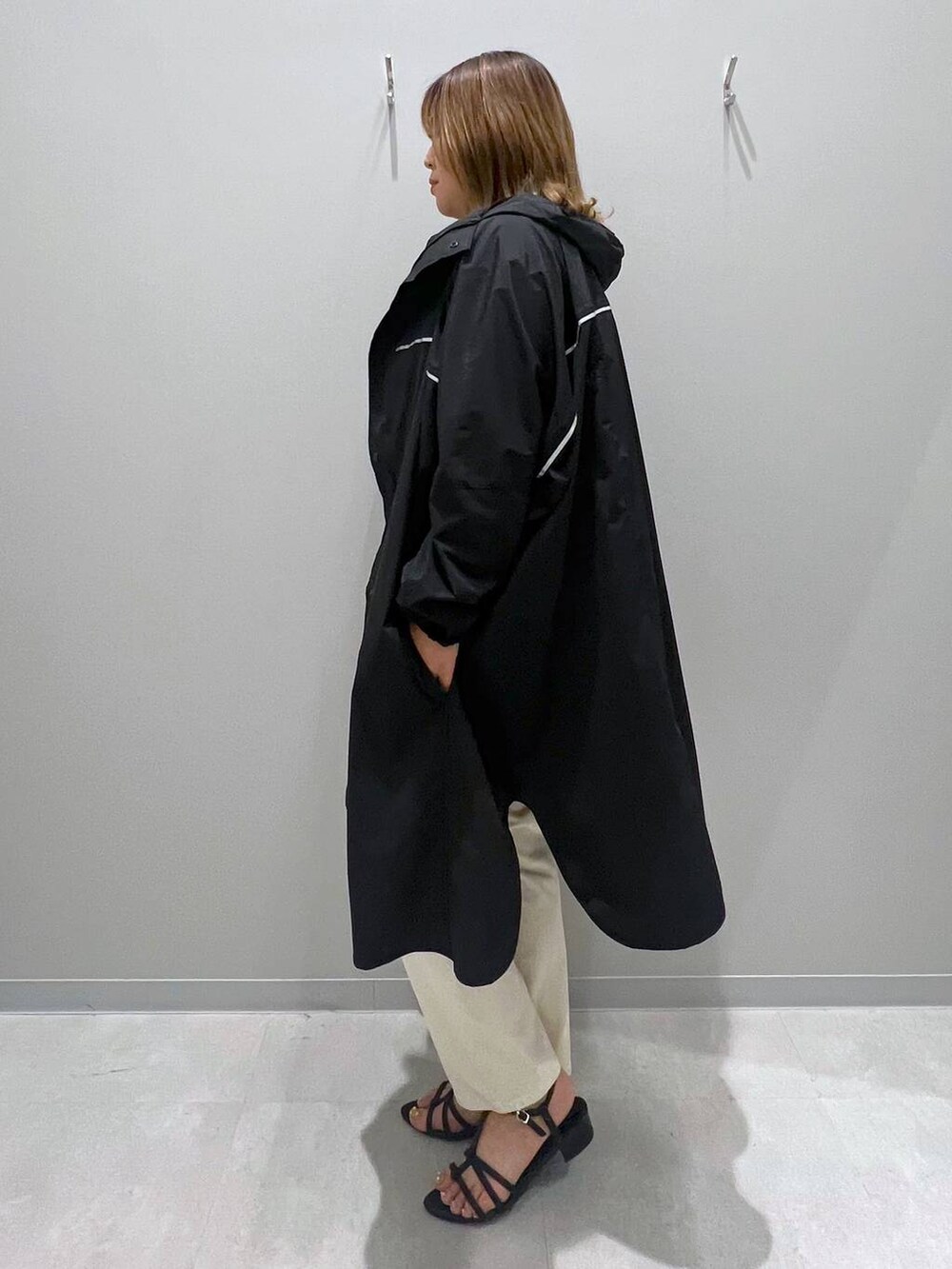 グレー系のTシャツ/カットソー、ブラック系のブルゾン、ホワイト系のデニムパンツを着用したレディースの夏コーディネートの2枚目の写真