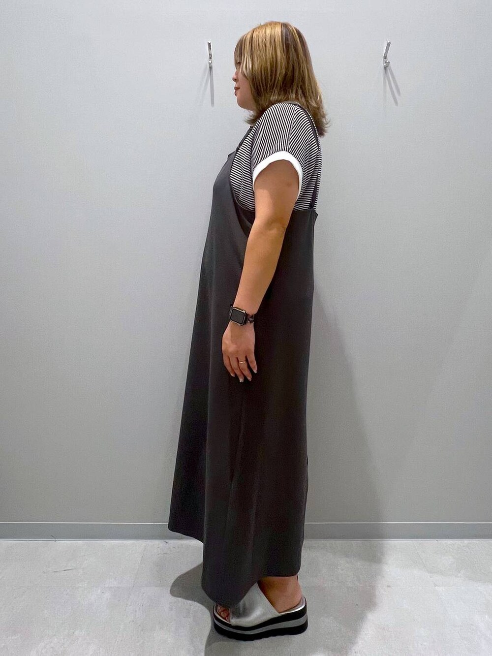 ホワイト系のTシャツ/カットソーを着用したレディースの夏コーディネートの2枚目の写真