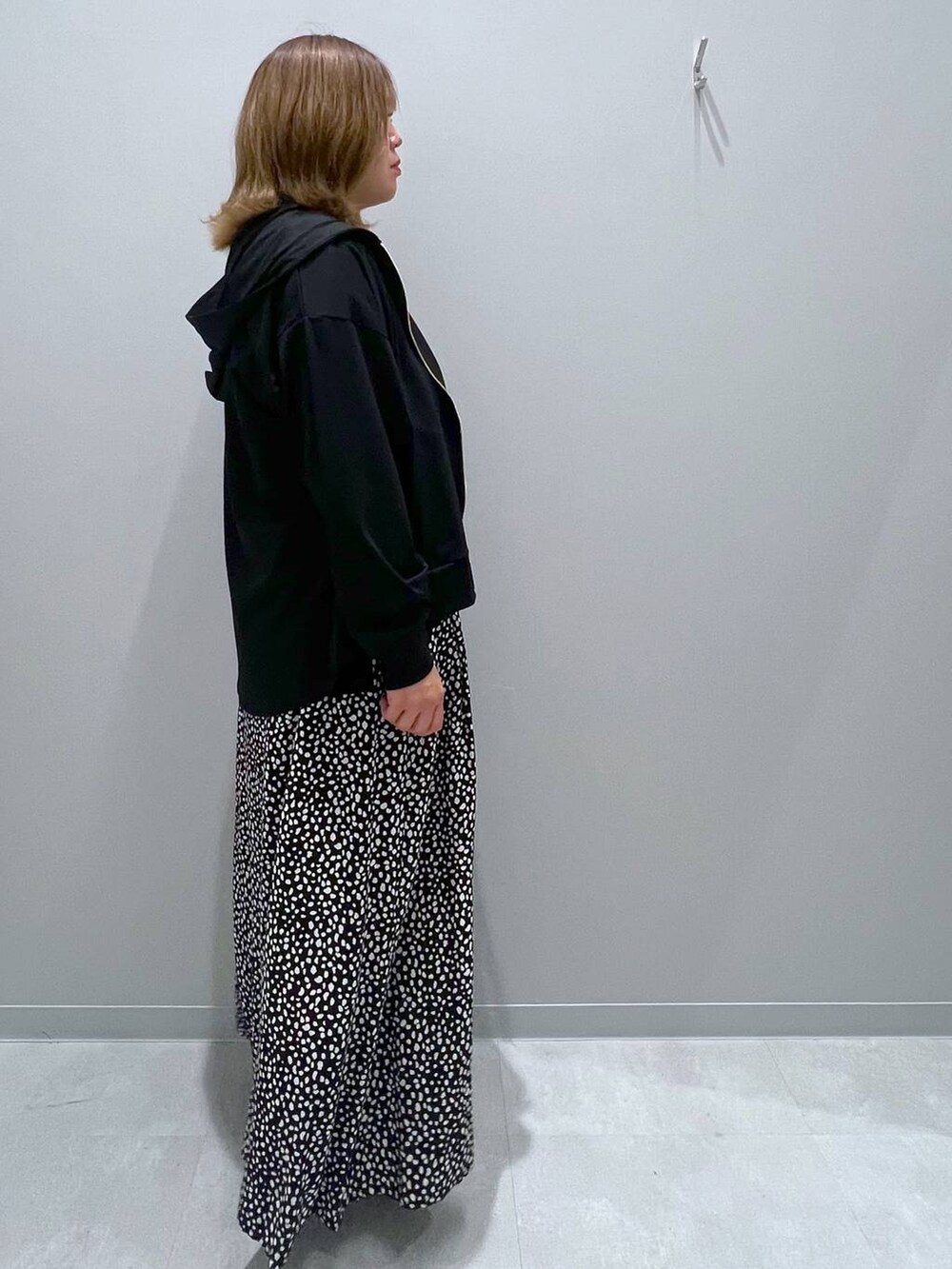 ブラック系のパーカー、ホワイト系のその他パンツ、ブラック系のニット/セーターを着用したレディースの夏コーディネートの4枚目の写真