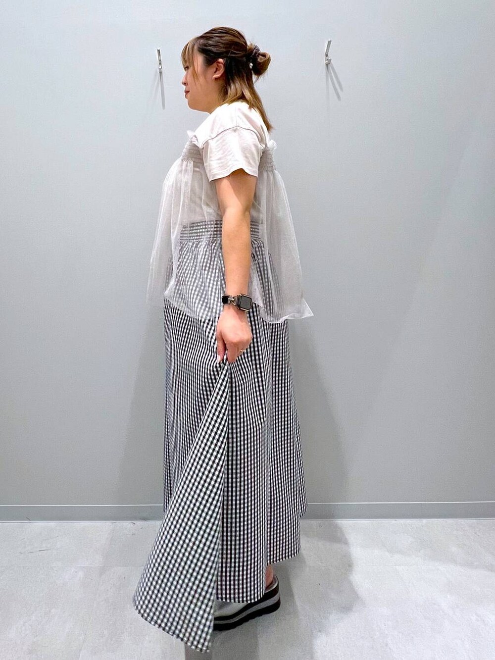 ベージュ系のTシャツ/カットソー、その他のスカートを着用したレディースの夏コーディネートの2枚目の写真