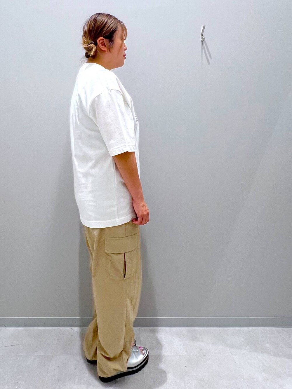 ベージュ系のカーゴパンツ、ホワイト系のTシャツ/カットソーを着用したレディースの夏コーディネートの4枚目の写真