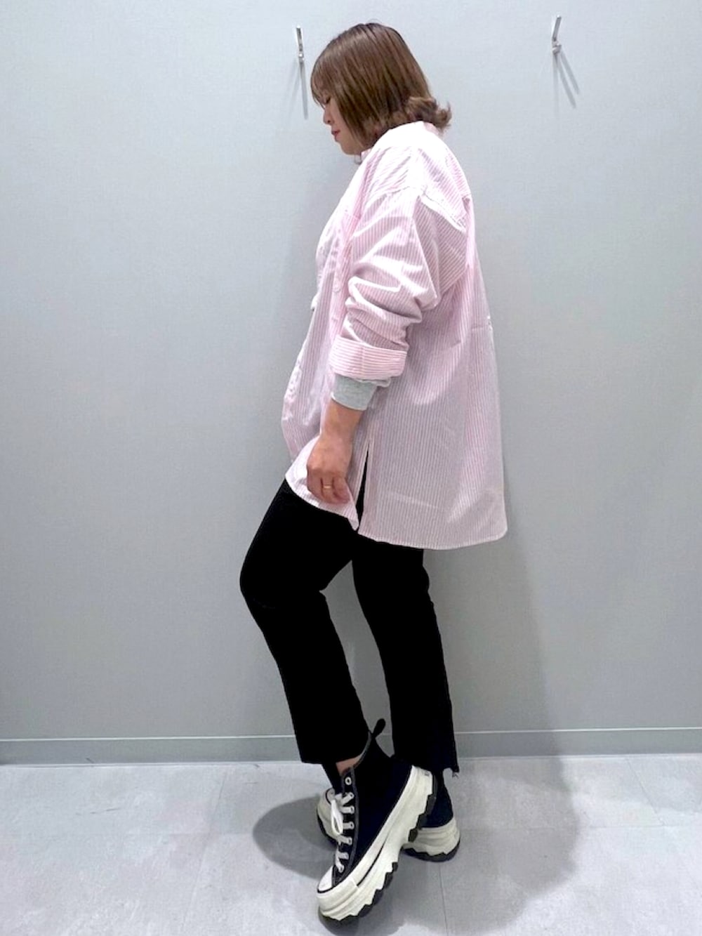 ピンク系のシャツ/ブラウス、グレー系のTシャツ/カットソー、ブラック系のその他パンツを着用したレディースの春コーディネートの2枚目の写真