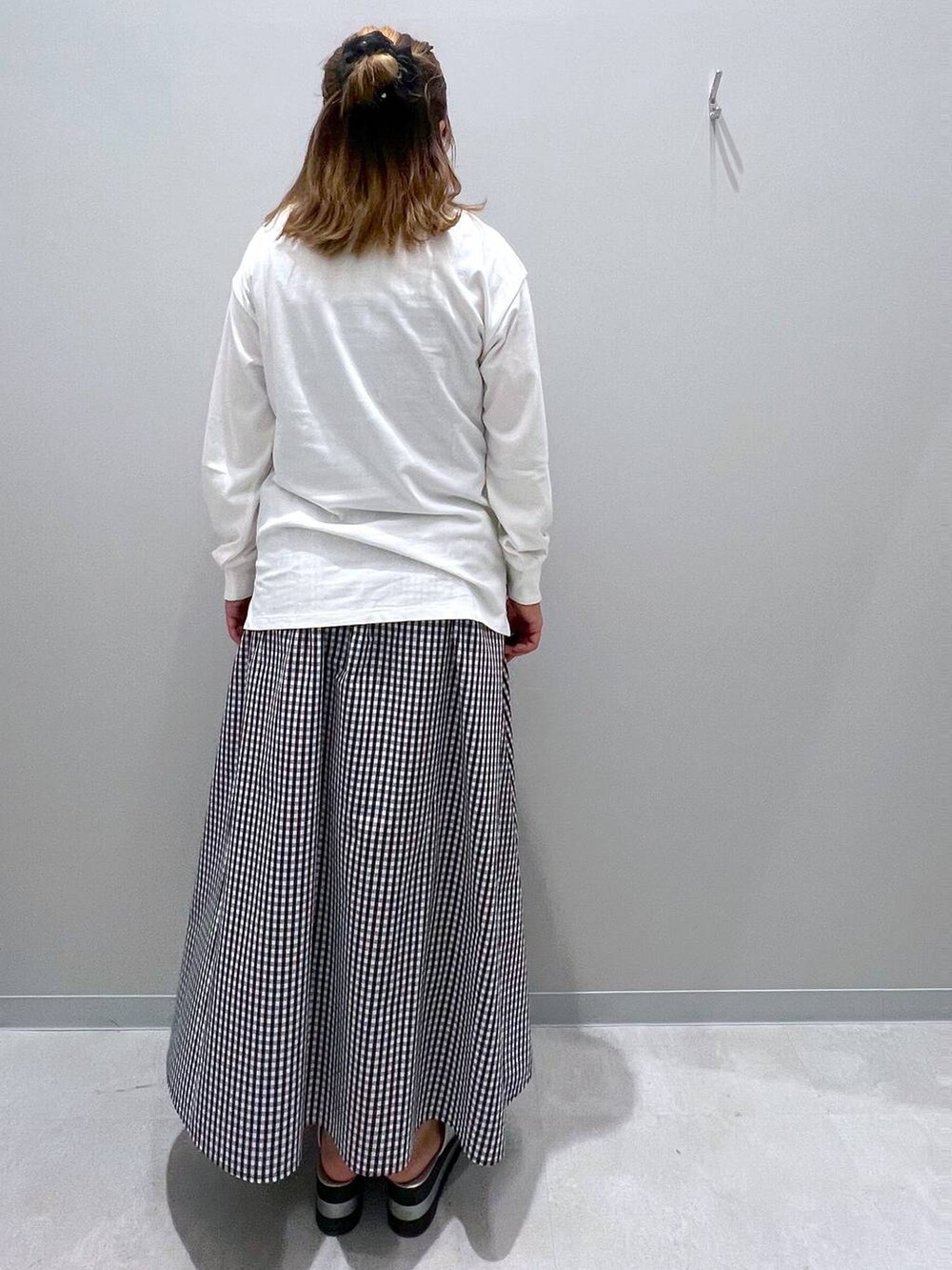 その他のスカートを着用したレディースの夏コーディネートの3枚目の写真