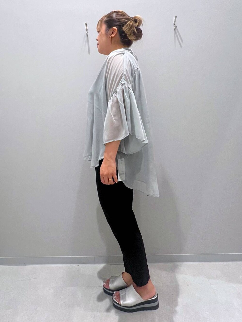 グレー系のシャツ/ブラウス、ブラック系のその他パンツ、ブラック系のタンクトップを着用したレディースの夏コーディネートの2枚目の写真