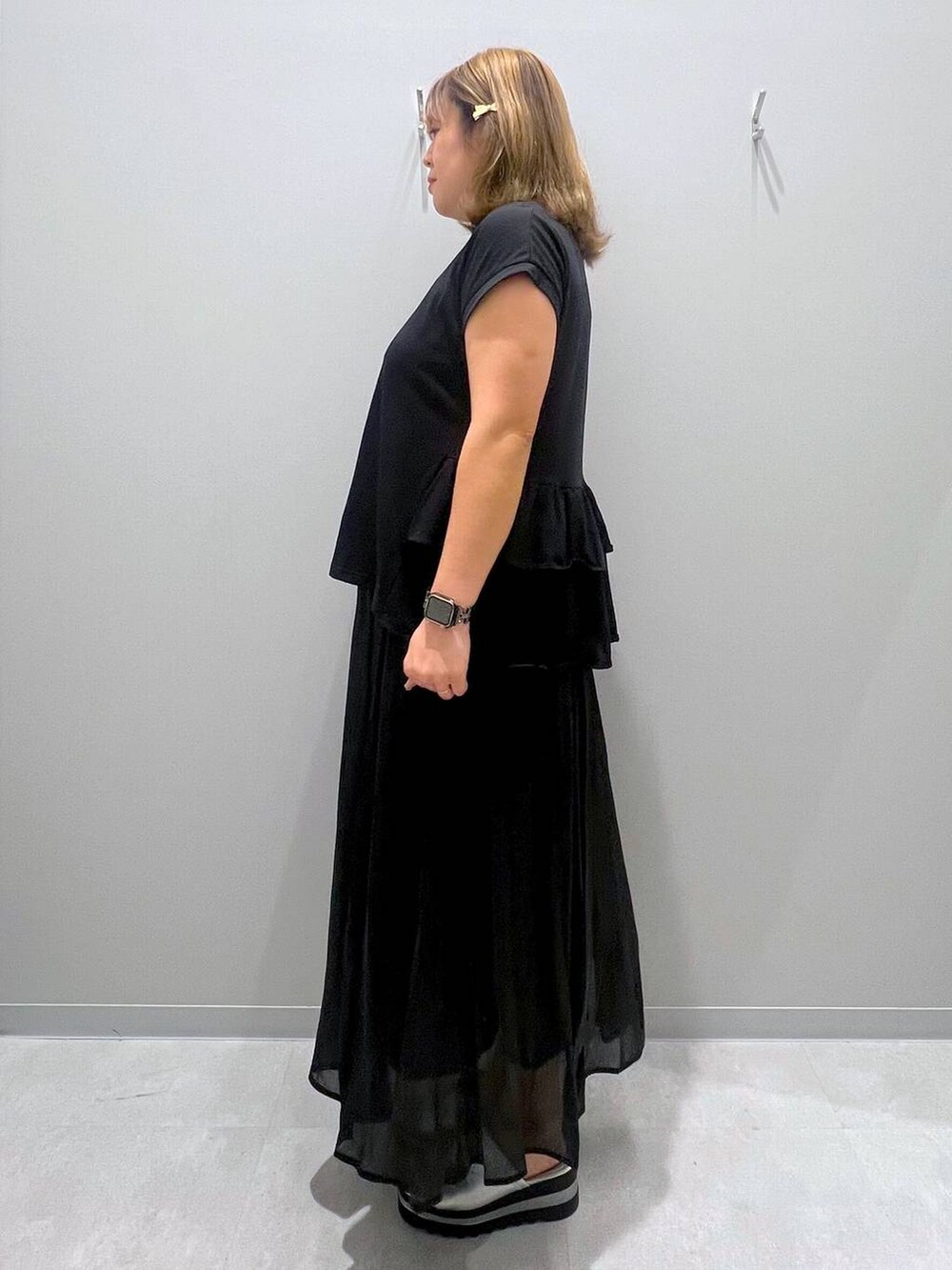 ブラック系のTシャツ/カットソー、ブラック系のスカート、イエロー系のバレッタ/ヘアクリップを着用したレディースの夏コーディネートの2枚目の写真