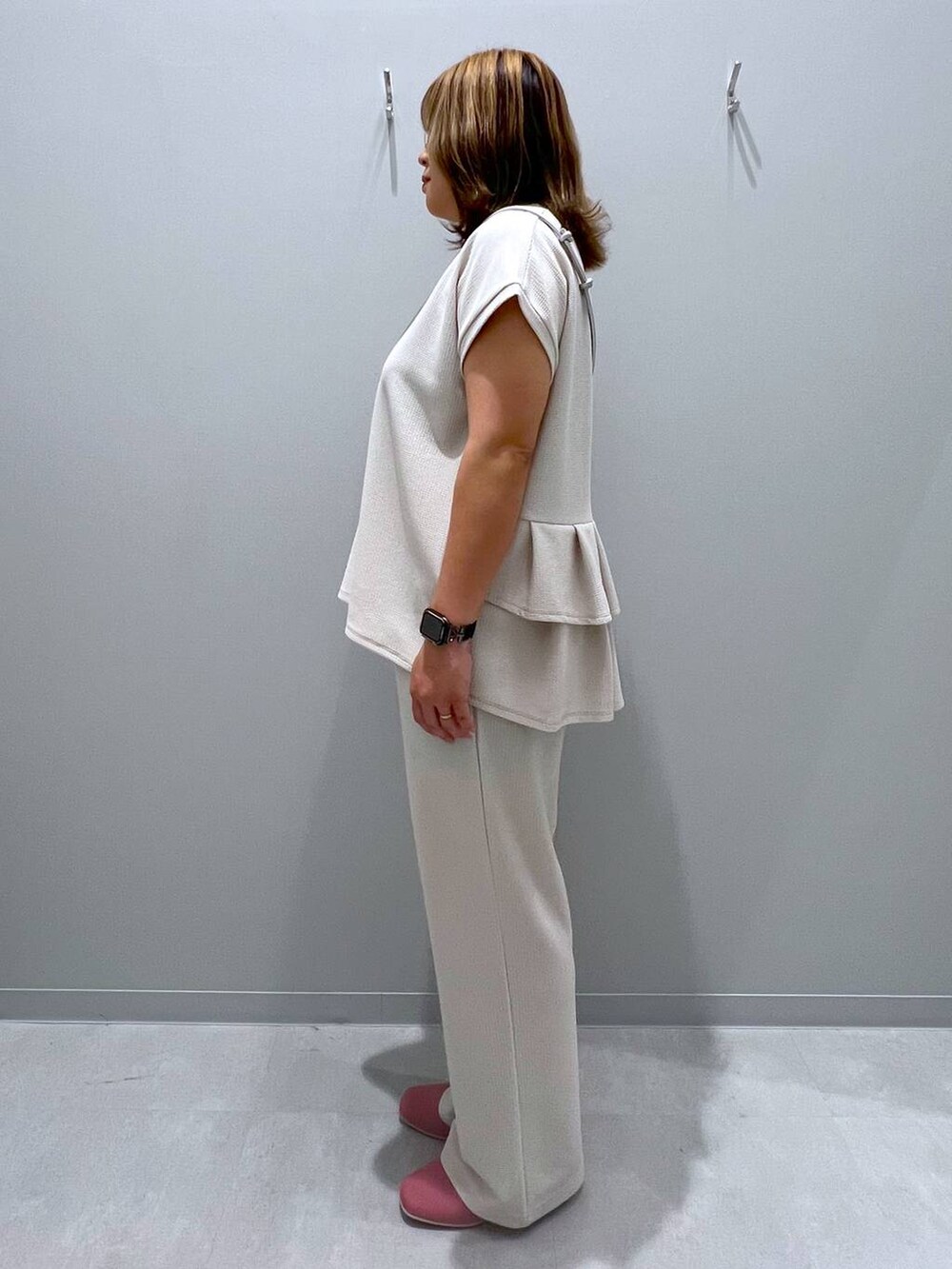 ホワイト系のTシャツ/カットソー、ホワイト系のその他パンツ、グレー系のスマホグッズを着用したレディースの夏コーディネートの2枚目の写真