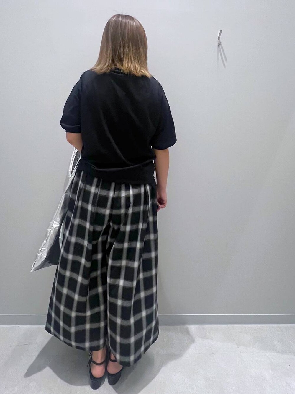 ブラック系のTシャツ/カットソー、グレー系のトートバッグを着用したレディースの夏コーディネートの3枚目の写真
