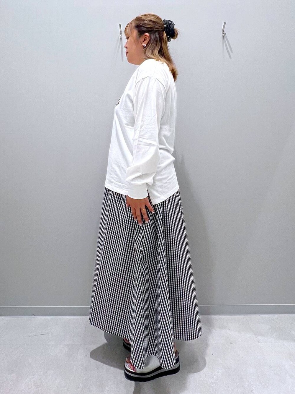 その他のスカートを着用したレディースの夏コーディネートの2枚目の写真