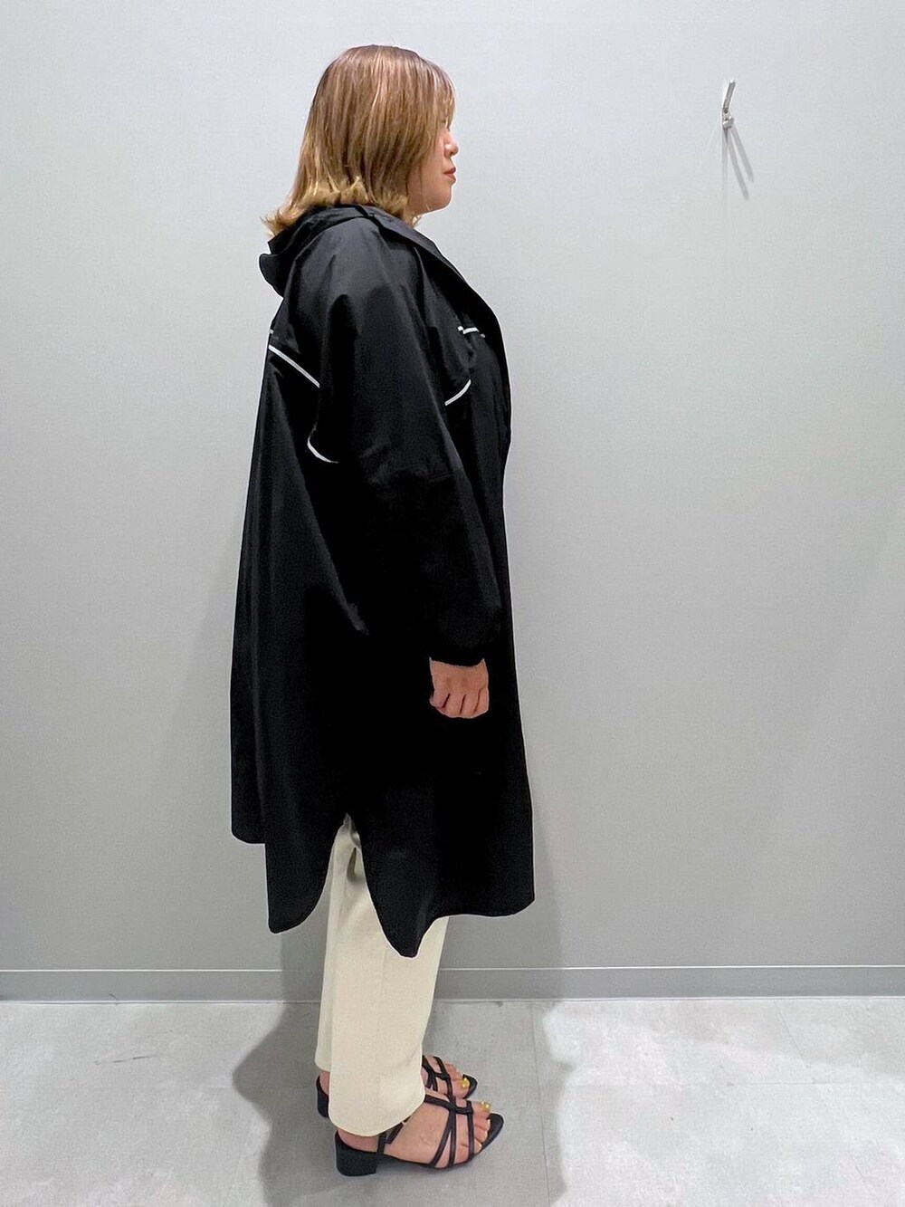 グレー系のTシャツ/カットソー、ブラック系のブルゾン、ホワイト系のデニムパンツを着用したレディースの夏コーディネートの4枚目の写真