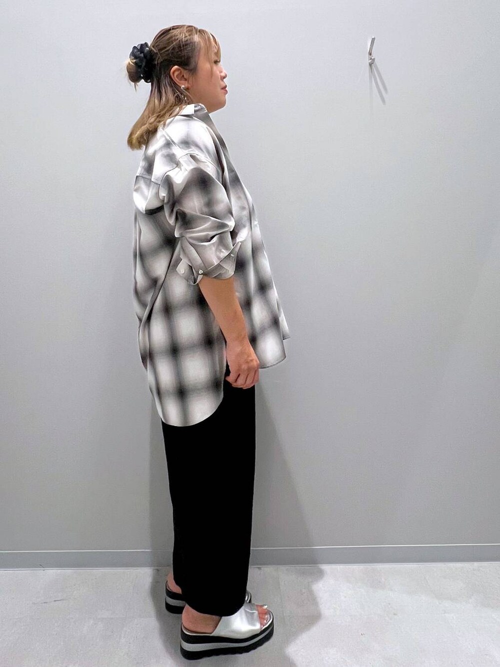 グレー系のシャツ/ブラウス、ブラック系のスカートを着用したレディースの夏コーディネートの4枚目の写真