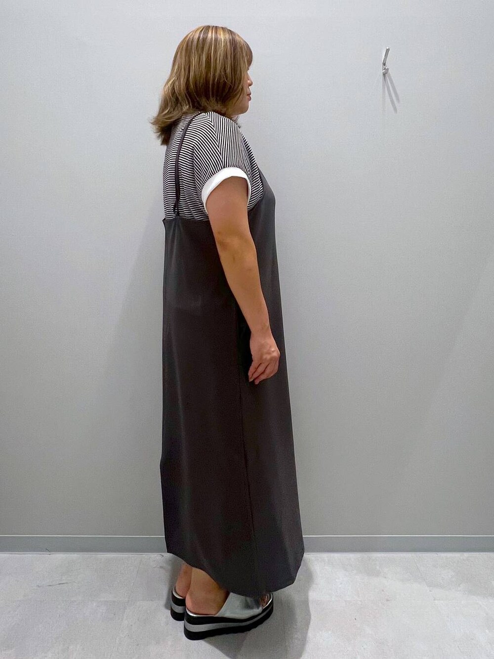 ホワイト系のTシャツ/カットソーを着用したレディースの夏コーディネートの4枚目の写真