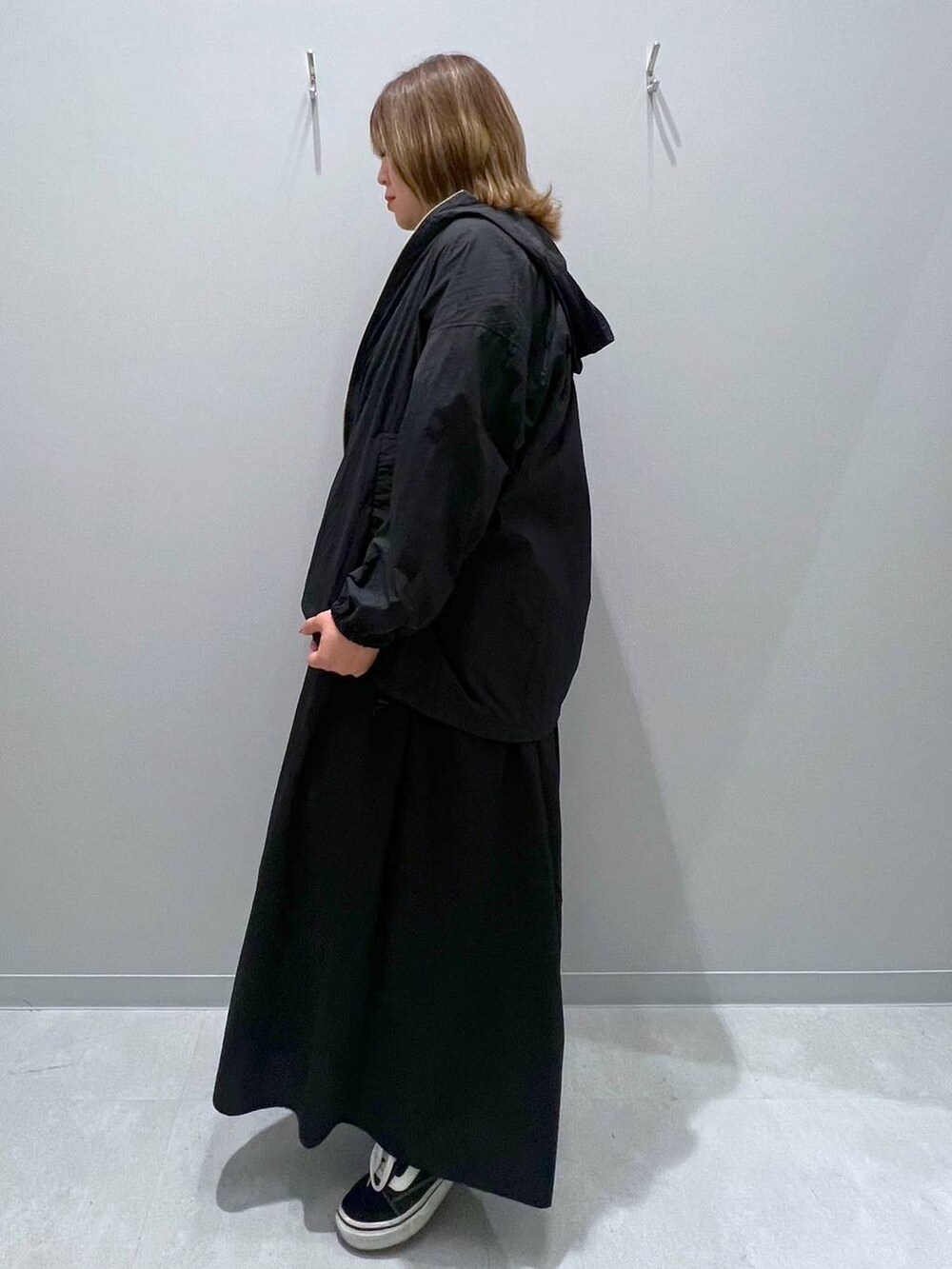 ブラック系のブルゾン、ブラック系のその他パンツ、ブラック系のニット/セーターを着用したレディースの夏コーディネートの4枚目の写真