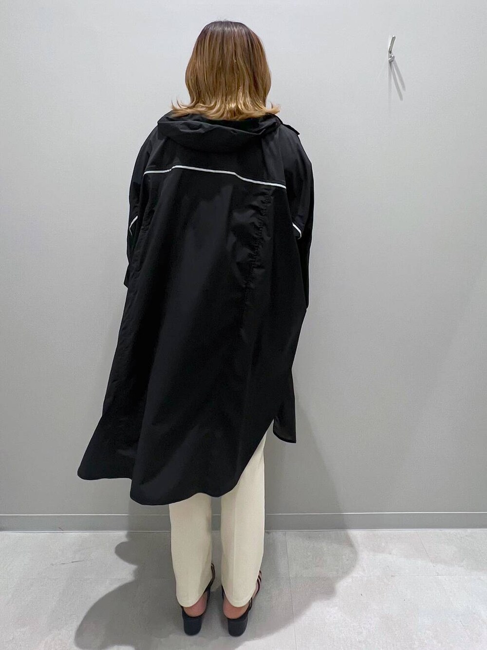 グレー系のTシャツ/カットソー、ブラック系のブルゾン、ホワイト系のデニムパンツを着用したレディースの夏コーディネートの3枚目の写真