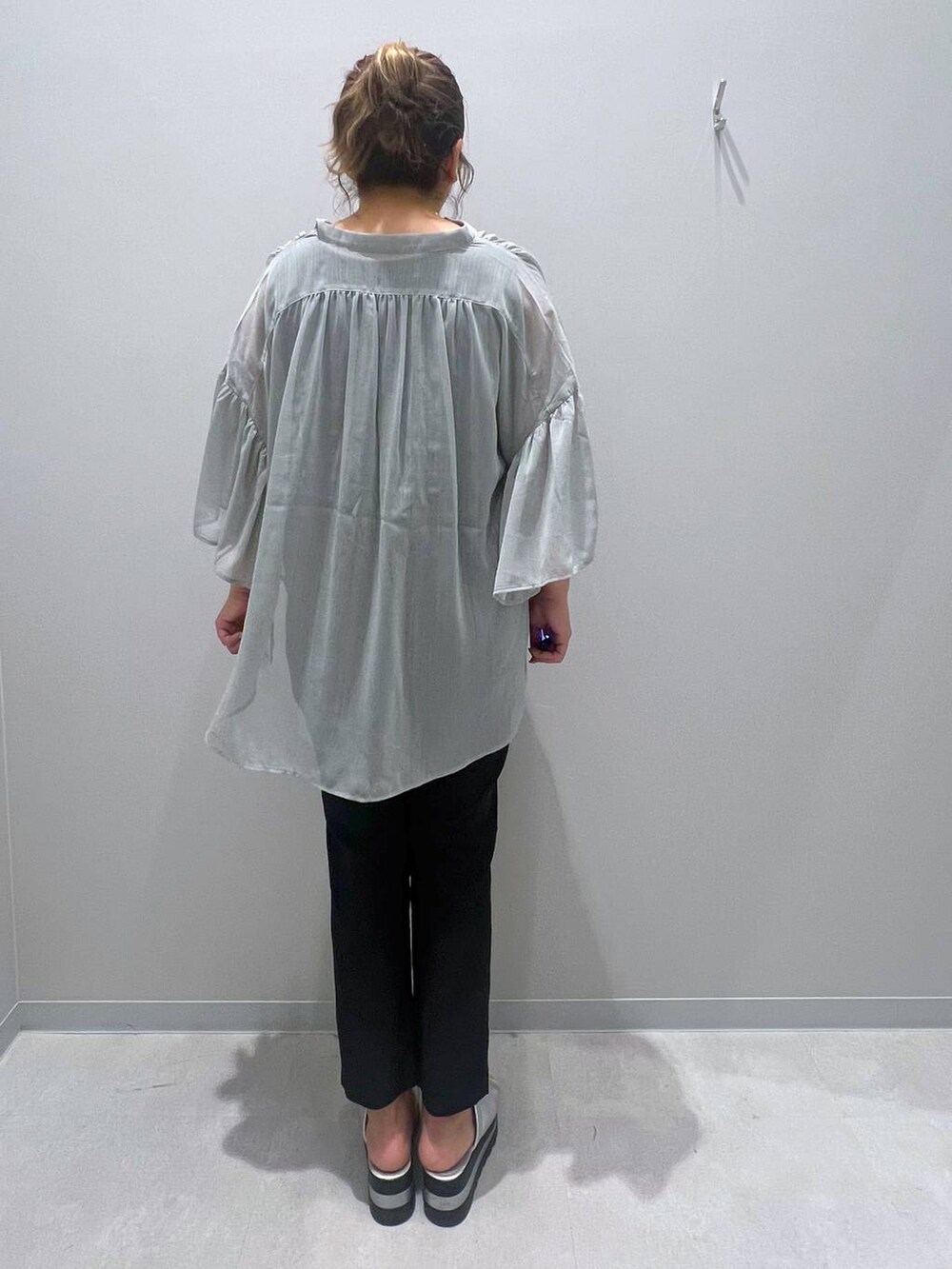 グレー系のシャツ/ブラウス、ブラック系のその他パンツ、ブラック系のタンクトップを着用したレディースの夏コーディネートの3枚目の写真