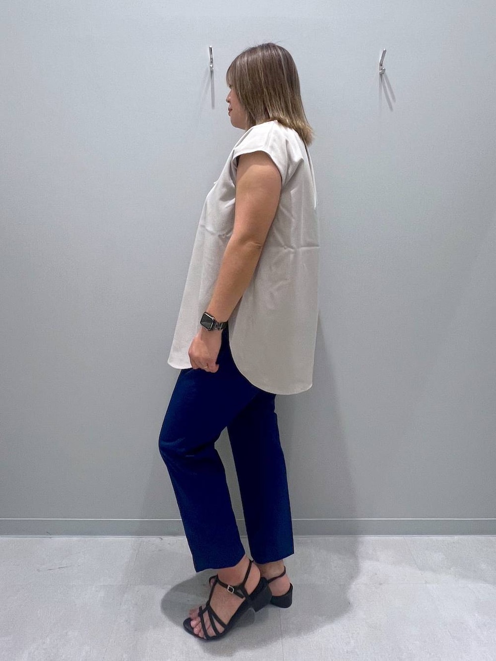ブルー系のその他パンツ、グレー系のタンクトップ、ベージュ系のシャツ/ブラウスを着用したレディースの春コーディネートの2枚目の写真