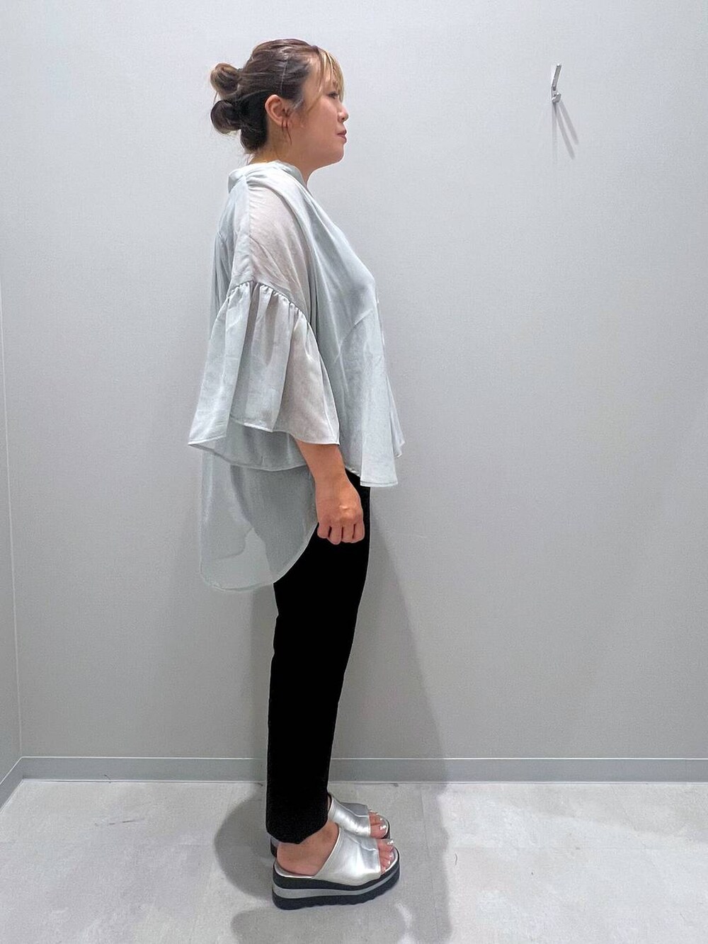 グレー系のシャツ/ブラウス、ブラック系のその他パンツ、ブラック系のタンクトップを着用したレディースの夏コーディネートの4枚目の写真