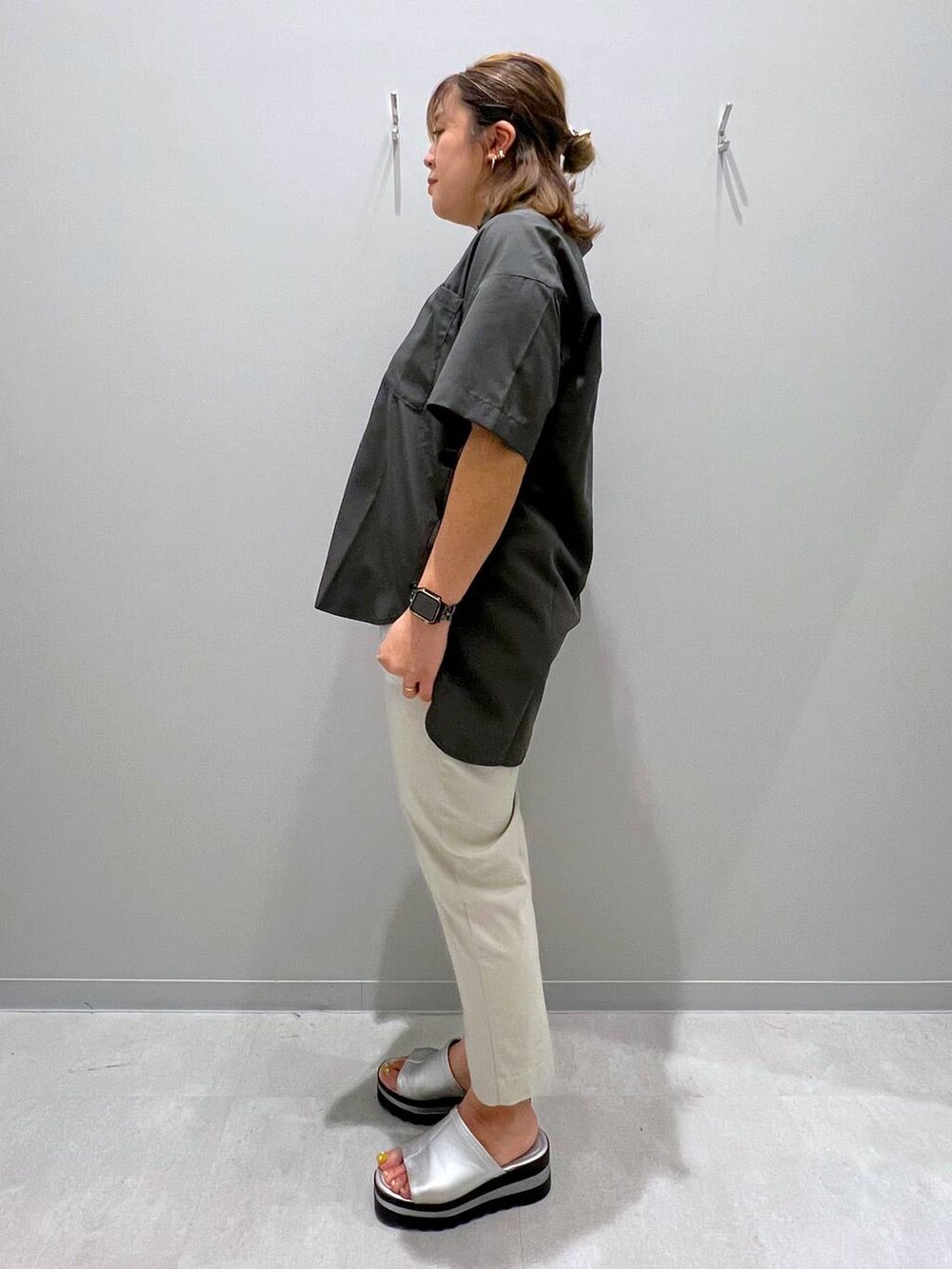 ホワイト系のその他パンツ、グレー系のシャツ/ブラウス、ブラック系のタンクトップを着用したレディースの夏コーディネートの2枚目の写真