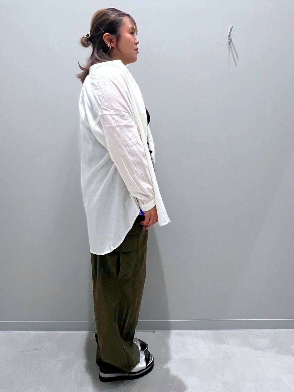 ホワイト系のシャツ/ブラウス、グリーン系のカーゴパンツ、ブラック系のタンクトップを着用したレディースの夏コーディネートの4枚目の写真