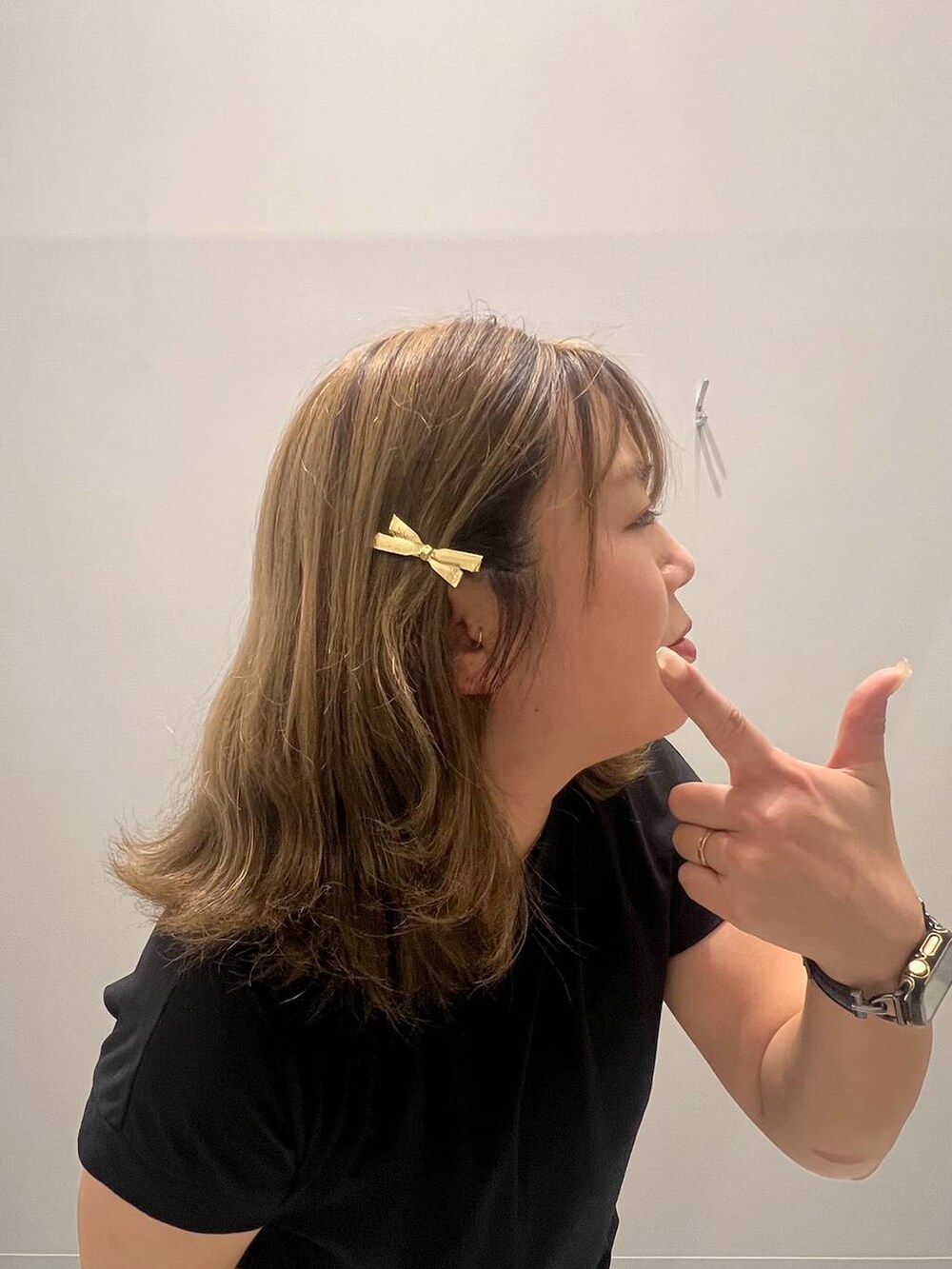 ブラック系のTシャツ/カットソー、ブラック系のスカート、イエロー系のバレッタ/ヘアクリップを着用したレディースの夏コーディネートの5枚目の写真