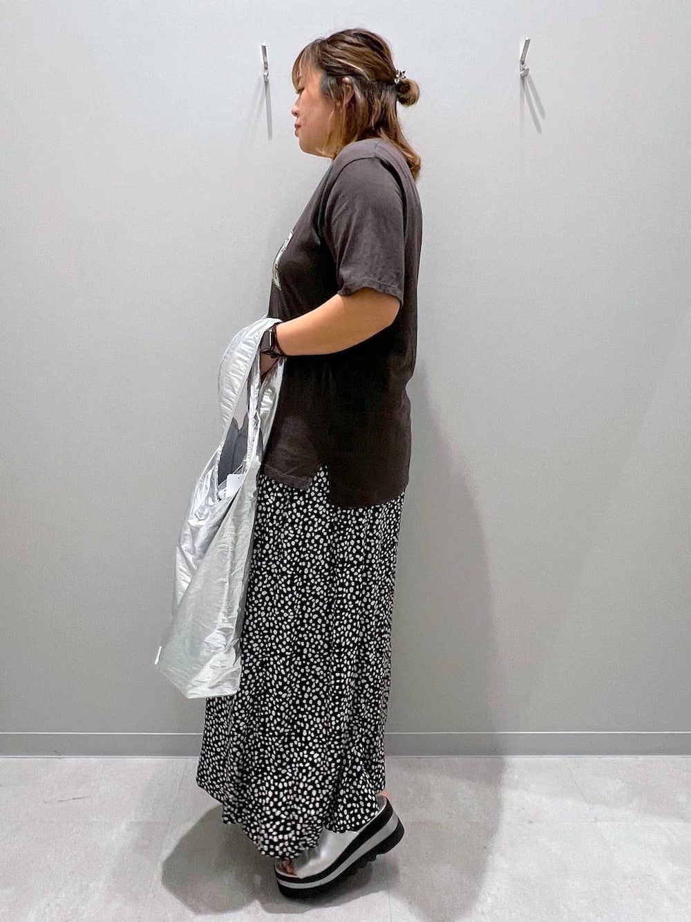 ホワイト系のその他パンツ、グレー系のTシャツ/カットソー、グレー系のトートバッグを着用したレディースの夏コーディネートの2枚目の写真