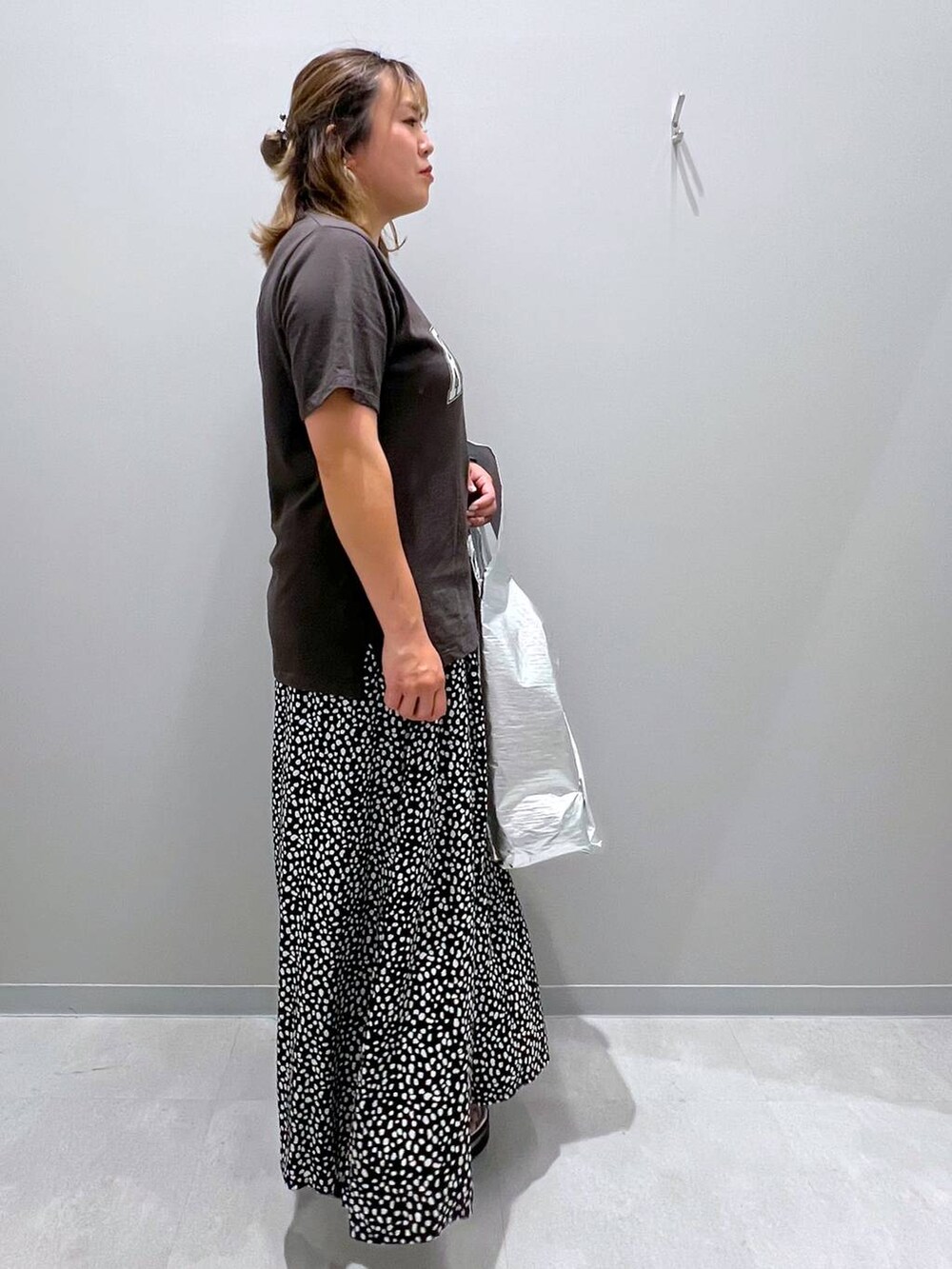 ホワイト系のその他パンツ、グレー系のTシャツ/カットソー、グレー系のトートバッグを着用したレディースの夏コーディネートの4枚目の写真