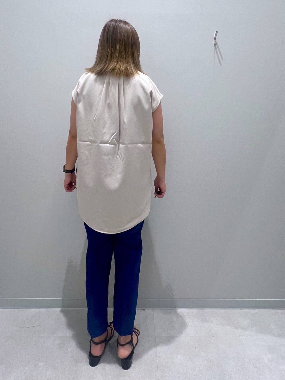 ブルー系のその他パンツ、グレー系のタンクトップ、ベージュ系のシャツ/ブラウスを着用したレディースの春コーディネートの3枚目の写真