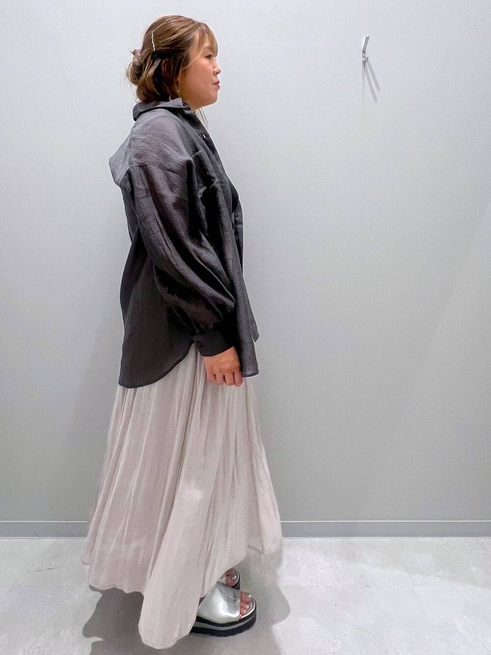 ブラック系のタンクトップ、ベージュ系のスカート、グレー系のシャツ/ブラウスを着用したレディースの夏コーディネートの4枚目の写真