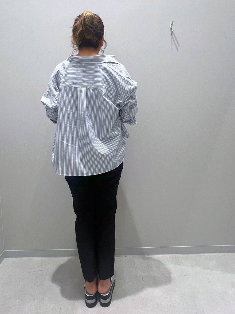 ブルー系のシャツ/ブラウス、ブラック系のその他パンツ、ブラック系のタンクトップを着用したレディースの夏コーディネートの3枚目の写真