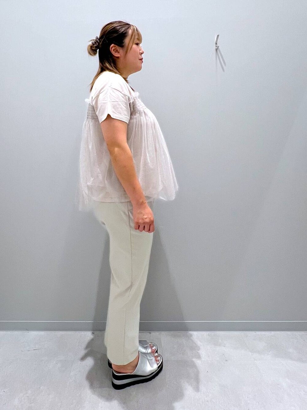 ベージュ系のTシャツ/カットソー、ホワイト系のその他パンツを着用したレディースの夏コーディネートの4枚目の写真