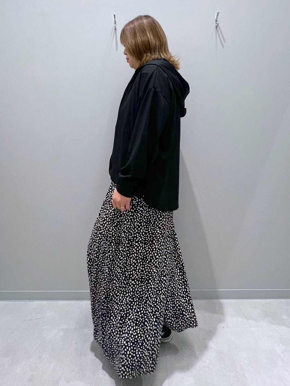 ブラック系のパーカー、ホワイト系のその他パンツ、ブラック系のニット/セーターを着用したレディースの夏コーディネートの2枚目の写真