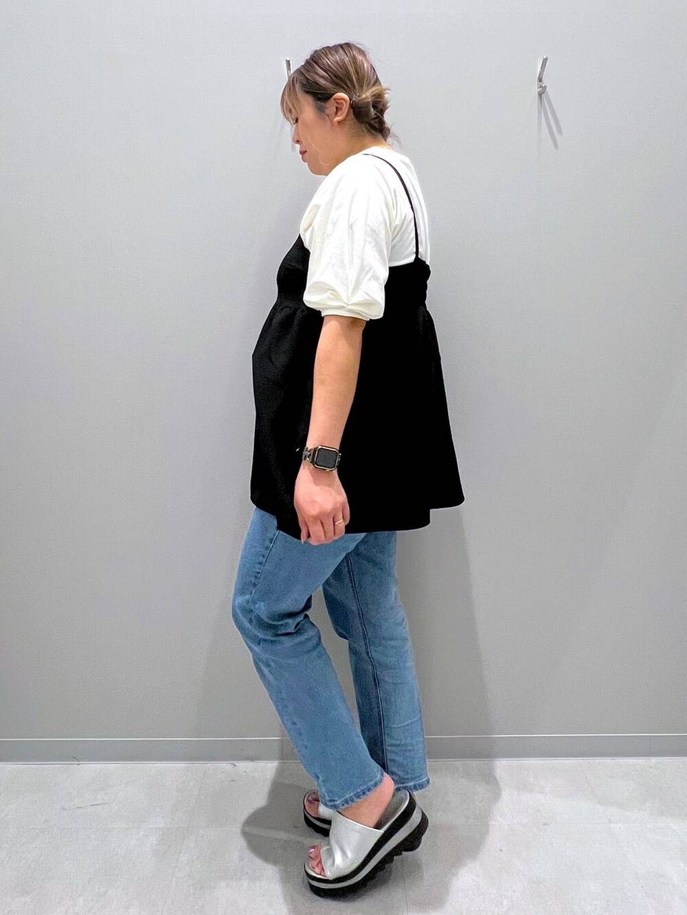 ホワイト系のTシャツ/カットソー、ブルー系のデニムパンツ、グレー系のシャツ/ブラウスを着用したレディースの夏コーディネートの2枚目の写真