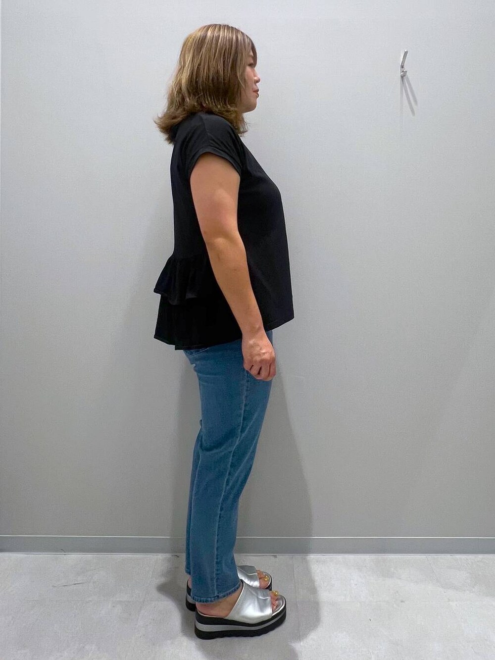 ブルー系のデニムパンツ、ブラック系のTシャツ/カットソーを着用したレディースの夏コーディネートの4枚目の写真