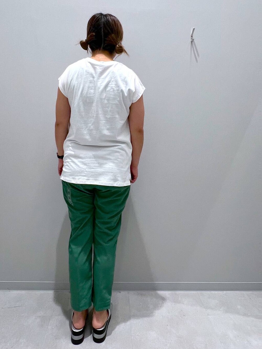 ホワイト系のTシャツ/カットソー、グリーン系のその他パンツを着用したレディースの夏コーディネートの3枚目の写真