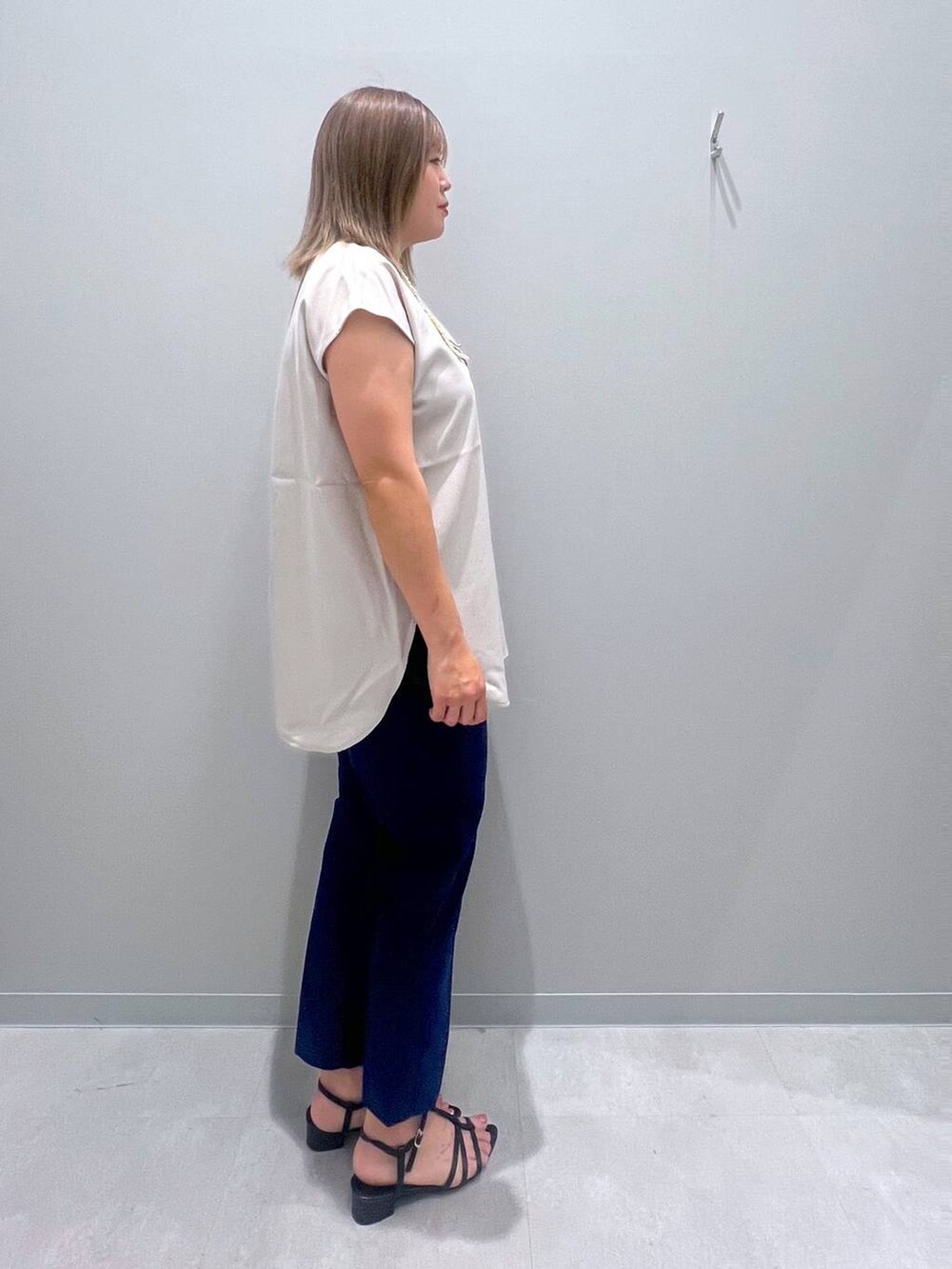 ブルー系のその他パンツ、グレー系のタンクトップ、ベージュ系のシャツ/ブラウスを着用したレディースの春コーディネートの4枚目の写真