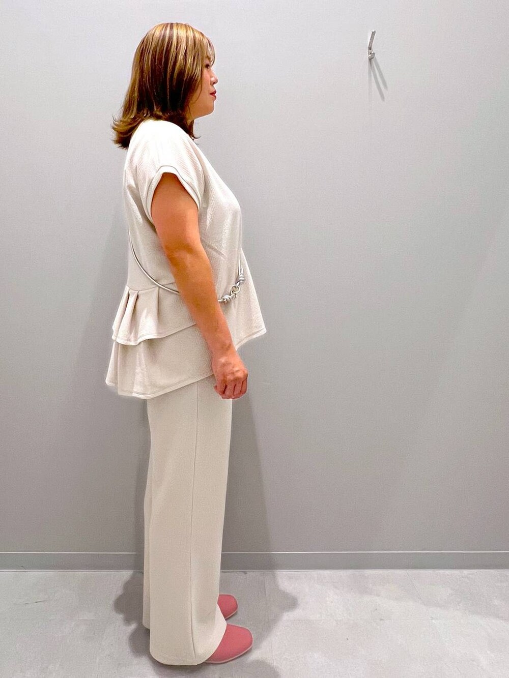 ホワイト系のTシャツ/カットソー、ホワイト系のその他パンツ、グレー系のスマホグッズを着用したレディースの夏コーディネートの4枚目の写真