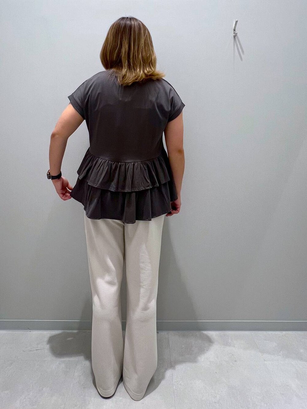 ホワイト系のその他パンツ、グレー系のTシャツ/カットソーを着用したレディースの夏コーディネートの3枚目の写真