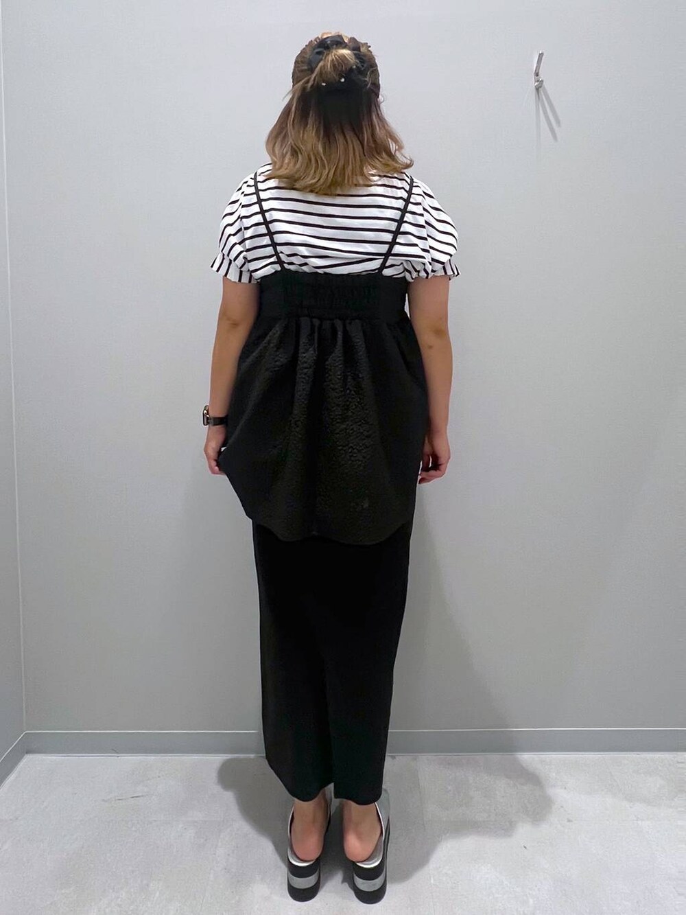 グレー系のシャツ/ブラウス、ブラック系のスカート、グレー系のTシャツ/カットソーを着用したレディースの夏コーディネートの3枚目の写真