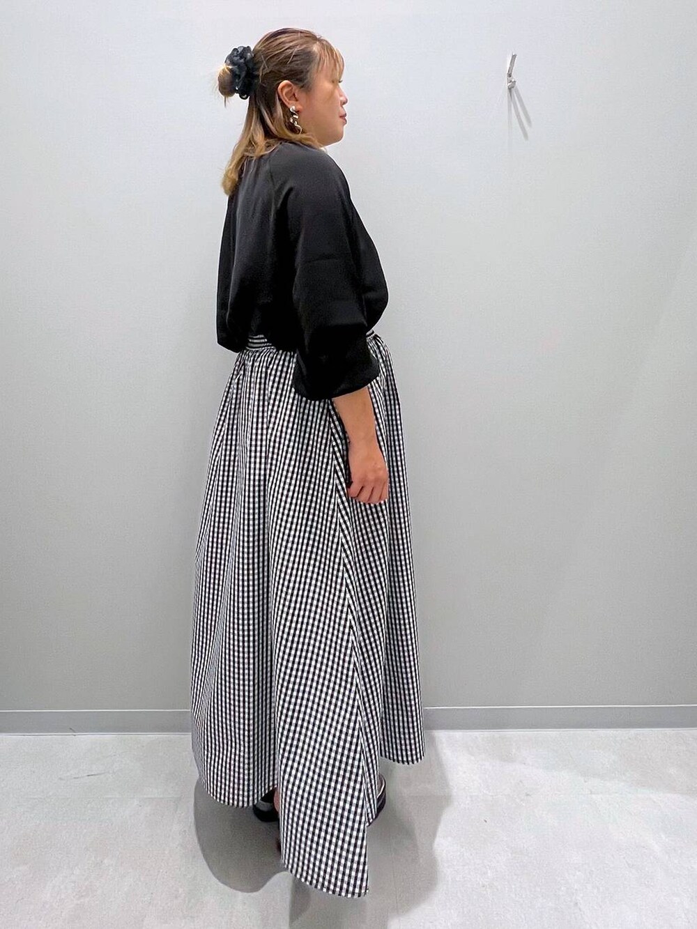 その他のスカート、ブラック系のシャツ/ブラウスを着用したレディースの夏コーディネートの4枚目の写真