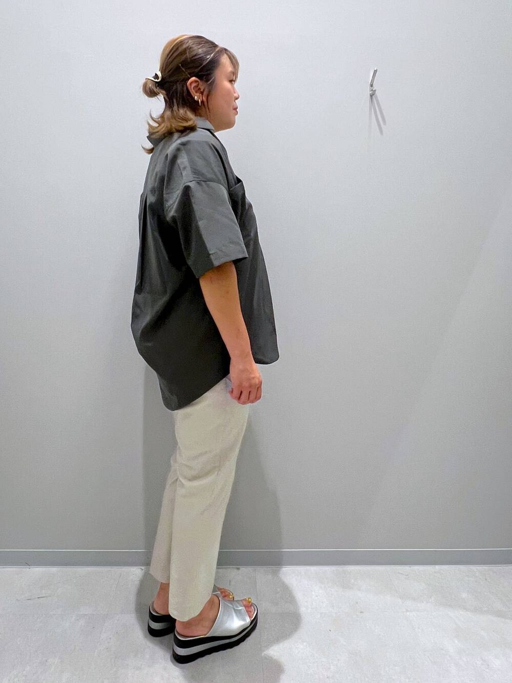 ホワイト系のその他パンツ、グレー系のシャツ/ブラウス、ブラック系のタンクトップを着用したレディースの夏コーディネートの4枚目の写真