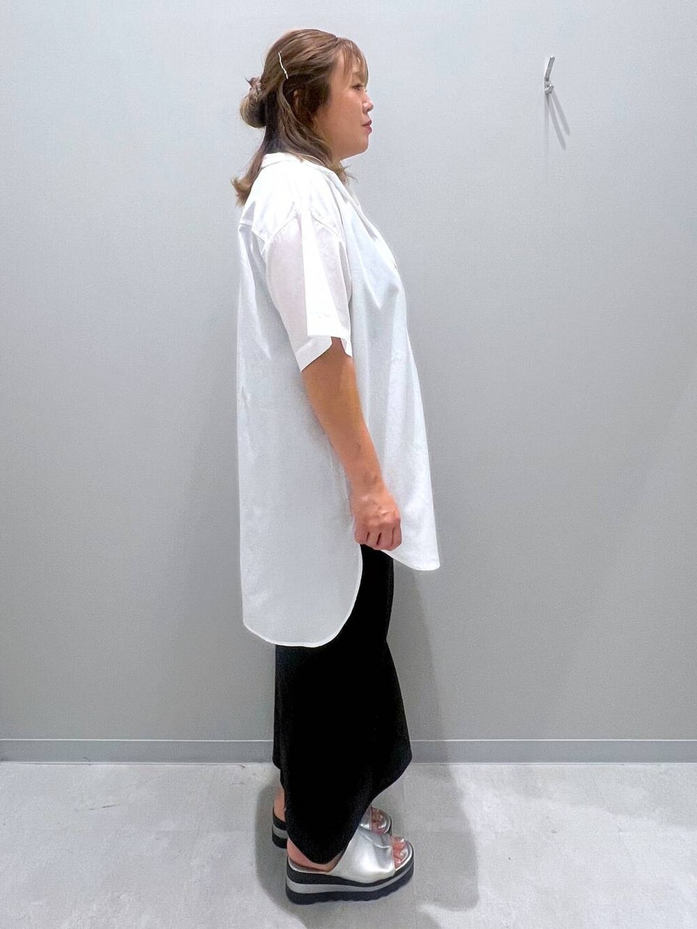 ホワイト系のシャツ/ブラウス、ブラック系のスカート、ブラック系のタンクトップを着用したレディースの夏コーディネートの4枚目の写真