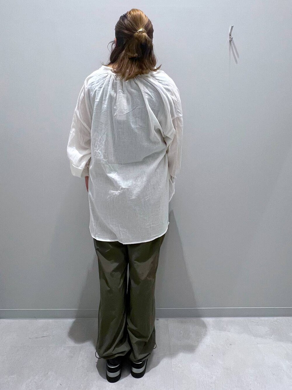 ホワイト系のシャツ/ブラウス、グリーン系のカーゴパンツ、ブラック系のタンクトップを着用したレディースの夏コーディネートの3枚目の写真