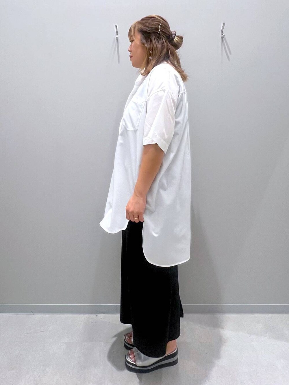 ホワイト系のシャツ/ブラウス、ブラック系のスカート、ブラック系のタンクトップを着用したレディースの夏コーディネートの2枚目の写真