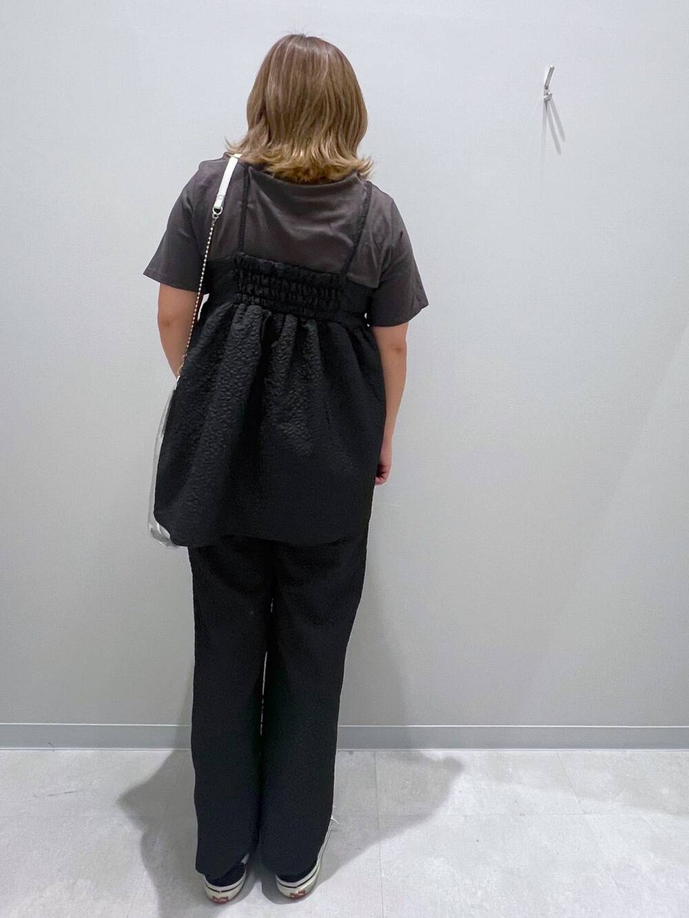 シルバー系のショルダーバッグ、グレー系のその他パンツ、グレー系のシャツ/ブラウスを着用したレディースの夏コーディネートの3枚目の写真